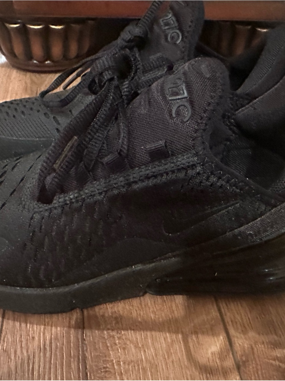 Nike women’s Black Low-Top Sneakers size 7. Never worn!!! Brand new!! No box.